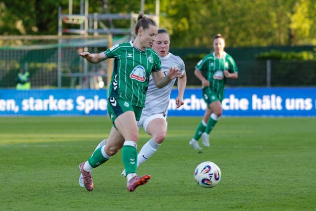 22.04.2026, xgrfx, Fussball Google Pixel Frauen-Bundesliga, SV Werder Bremen - VfL Wolfsburg v.l. Michelle Weiß (Werder Bremen), Janou Levels (VfL Wolfsburg) (DFL DFB REGULATIONS PROHIBIT ANY USE OF PHOTOGRAPHS as IMAGE SEQUENCES and or QUASI-VIDEO) Bremen