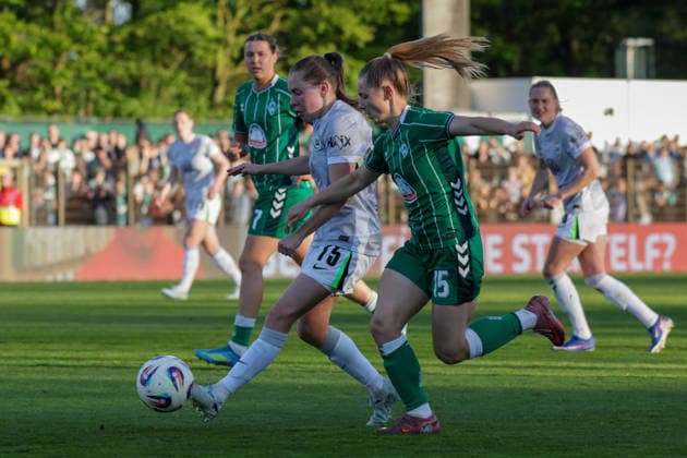 22.04.2026, xgrfx, Fussball Google Pixel Frauen-Bundesliga, SV Werder Bremen - VfL Wolfsburg v.l. Janou Levels (VfL Wolfsburg), Michelle Weiß (Werder Bremen) (DFL DFB REGULATIONS PROHIBIT ANY USE OF PHOTOGRAPHS as IMAGE SEQUENCES and or QUASI-VIDEO) Bremen