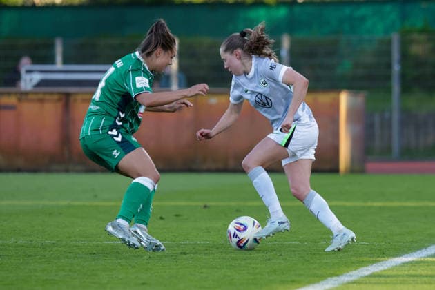 22.04.2026, xgrfx, Fussball Google Pixel Frauen-Bundesliga, SV Werder Bremen - VfL Wolfsburg v.l. Maja Sternad (Werder Bremen), Janou Levels (VfL Wolfsburg) (DFL DFB REGULATIONS PROHIBIT ANY USE OF PHOTOGRAPHS as IMAGE SEQUENCES and or QUASI-VIDEO) Bremen