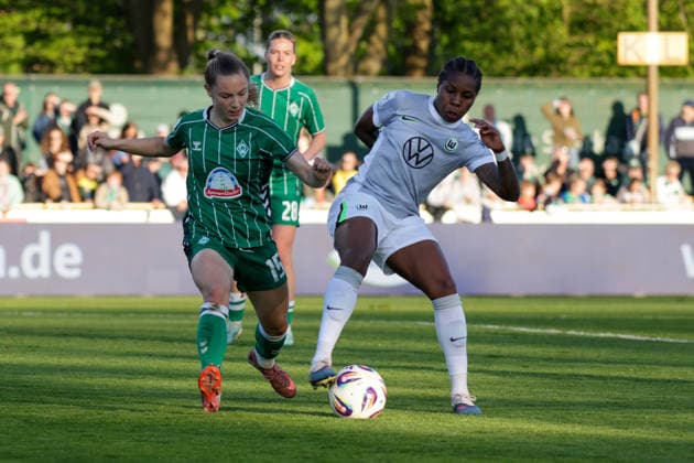 22.04.2026, xgrfx, Fussball Google Pixel Frauen-Bundesliga, SV Werder Bremen - VfL Wolfsburg v.l. Michelle Weiß (Werder Bremen), Lineth Beerensteyn (VfL Wolfsburg) (DFL DFB REGULATIONS PROHIBIT ANY USE OF PHOTOGRAPHS as IMAGE SEQUENCES and or QUASI-VIDEO) Bremen