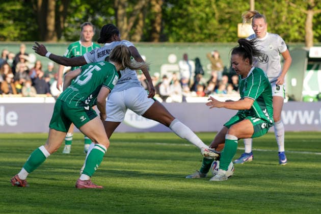 22.04.2026, xgrfx, Fussball Google Pixel Frauen-Bundesliga, SV Werder Bremen - VfL Wolfsburg v.l. Lineth Beerensteyn (VfL Wolfsburg), Maja Sternad (Werder Bremen) (DFL DFB REGULATIONS PROHIBIT ANY USE OF PHOTOGRAPHS as IMAGE SEQUENCES and or QUASI-VIDEO) Bremen