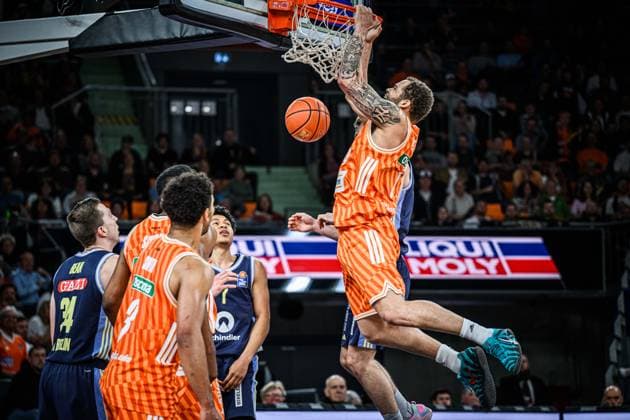 Neu Ulm, Deutschland, 22.04.26: Christopher Ledlum (ratiopharm ulm) in Aktion, am Ball, Einzelaktion waehrend des Basketball Bundesliga Spiels zwischen ratiopharm ulm vs ALBA Berlin in der ratiopharm Arena am 22. April 2026 in Neu Ulm, Deutschland. (Foto von Harry Langer DeFodi Images) ratiopharm Arena, Germany, 22.04.26: Christopher Ledlum (ratiopharm ulm) controls the Ball during the Basketball Bundesliga match between ratiopharm ulm vs ALBA Berlin at Neu Ulm on April 22, 2026 in ratiopharm Arena, Germany. (Photo by Harry Langer DeFodi Images) (Photo by Harry Langer DeFodi Images) -