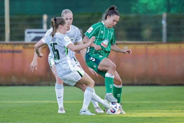 22.04.2026, xgrfx, Fussball Google Pixel Frauen-Bundesliga, SV Werder Bremen - VfL Wolfsburg v.l. Janou Levels (VfL Wolfsburg), Maja Sternad (Werder Bremen) (DFL DFB REGULATIONS PROHIBIT ANY USE OF PHOTOGRAPHS as IMAGE SEQUENCES and or QUASI-VIDEO) Bremen