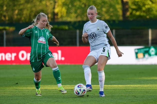 22.04.2026, xgrfx, Fussball Google Pixel Frauen-Bundesliga, SV Werder Bremen - VfL Wolfsburg v.l. Ricarda Walkling (Werder Bremen), Ella Peddemors (VfL Wolfsburg) (DFL DFB REGULATIONS PROHIBIT ANY USE OF PHOTOGRAPHS as IMAGE SEQUENCES and or QUASI-VIDEO) Bremen