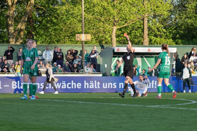 22.04.2026, xgrfx, Fussball Google Pixel Frauen-Bundesliga, SV Werder Bremen - VfL Wolfsburg v.l. Rote Karte, Sarah Gutmann (Werder Bremen) (DFL DFB REGULATIONS PROHIBIT ANY USE OF PHOTOGRAPHS as IMAGE SEQUENCES and or QUASI-VIDEO) Bremen