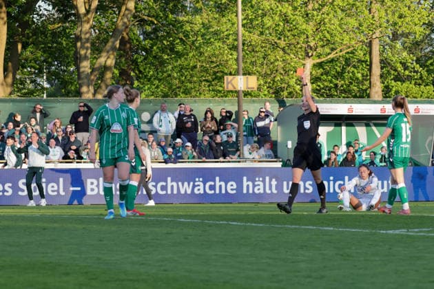 22.04.2026, xgrfx, Fussball Google Pixel Frauen-Bundesliga, SV Werder Bremen - VfL Wolfsburg v.l. Rote Karte, Sarah Gutmann (Werder Bremen) (DFL DFB REGULATIONS PROHIBIT ANY USE OF PHOTOGRAPHS as IMAGE SEQUENCES and or QUASI-VIDEO) Bremen