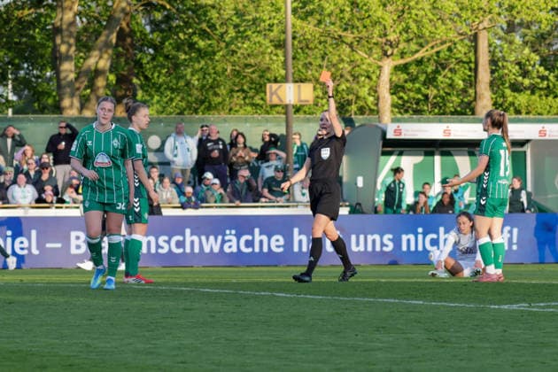 22.04.2026, xgrfx, Fussball Google Pixel Frauen-Bundesliga, SV Werder Bremen - VfL Wolfsburg v.l. Rote Karte, Sarah Gutmann (Werder Bremen) (DFL DFB REGULATIONS PROHIBIT ANY USE OF PHOTOGRAPHS as IMAGE SEQUENCES and or QUASI-VIDEO) Bremen