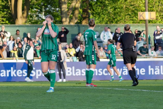 22.04.2026, xgrfx, Fussball Google Pixel Frauen-Bundesliga, SV Werder Bremen - VfL Wolfsburg v.l. Rote Karte, Sarah Gutmann (Werder Bremen) (DFL DFB REGULATIONS PROHIBIT ANY USE OF PHOTOGRAPHS as IMAGE SEQUENCES and or QUASI-VIDEO) Bremen