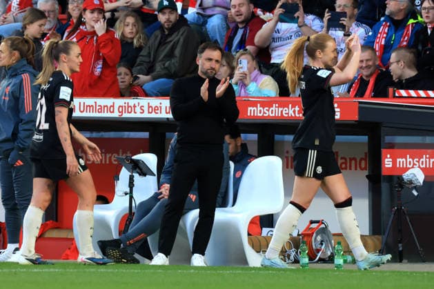 DEU, 2.BL, Frauen, 1.FC Union vs. Bayern Muenchen, 22.04.2026, Stadion Alte Foersterei, Berlin, DEU, 2.BL, Frauen, 1.FC Union vs. Bayern Muenchen, im Bild: Trainer Jose Barcala (FC Bayern Muenchen) DFL - regulations prohibit any use of Photographs as image sequences and or quasi-video