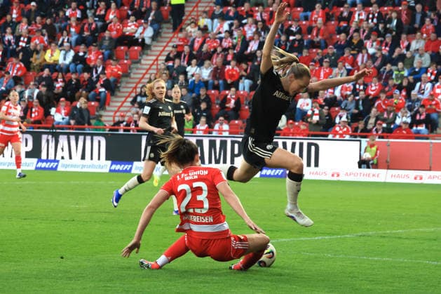 DEU, 2.BL, Frauen, 1.FC Union vs. Bayern Muenchen, 22.04.2026, Stadion Alte Foersterei, Berlin, DEU, 2.BL, Frauen, 1.FC Union vs. Bayern Muenchen, im Bild: Nele Bauereisen (1.FC Union Berlin 23), Eriksson Magdalena (FC Bayern Muenchen 5) DFL - regulations prohibit any use of Photographs as image sequences and or quasi-video