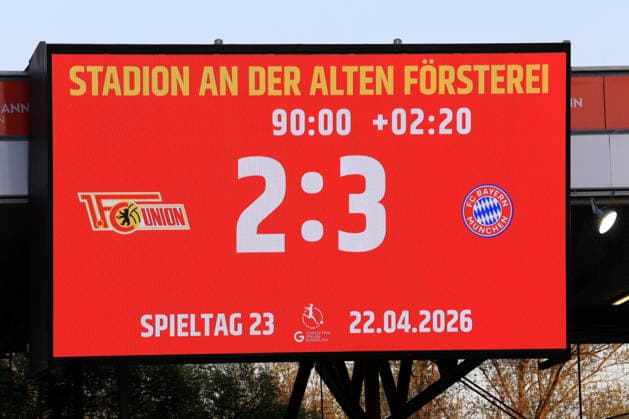 DEU, 2.BL, Frauen, 1.FC Union vs. Bayern Muenchen, 22.04.2026, Stadion Alte Foersterei, Berlin, DEU, 2.BL, Frauen, 1.FC Union vs. Bayern Muenchen, im Bild: Anzeigetafel mit dem Endergebnis, 2:3 DFL - regulations prohibit any use of Photographs as image sequences and or quasi-video