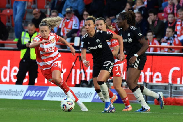 DEU, 2.BL, Frauen, 1.FC Union vs. Bayern Muenchen, 22.04.2026, Stadion Alte Foersterei, Berlin, DEU, 2.BL, Frauen, 1.FC Union vs. Bayern Muenchen, im Bild: Jenny Hipp (1.FC Union Berlin 27), Caruso Arianna (FC Bayern Muenchen 27), Amani Bernadette (FC Bayern Muenchen 15) DFL - regulations prohibit any use of Photographs as image sequences and or quasi-video