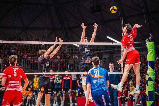 Volleyball Herren CEV Cup 2026 Finale Gas Sales Bluenergy Piacenza vs. SVG Lüneburg 21.04.2026 Alessandro Bovolenta ( 23 Gas Sales Bluenergy PIACENZA) gegen den Block von Ethan Champlin ( 20 SVG Lüneburg)