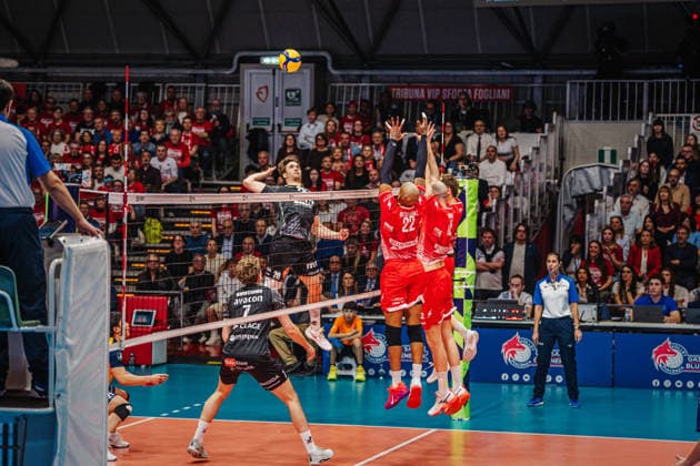 Volleyball Herren CEV Cup 2026 Finale Gas Sales Bluenergy Piacenza vs. SVG Lüneburg 21.04.2026 Ethan Champlin ( 20 SVG Lüneburg) gegen den Dreierblock von Piacenza