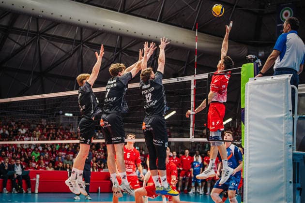 Volleyball Herren CEV Cup 2026 Finale Gas Sales Bluenergy Piacenza vs. SVG Lüneburg 21.04.2026 Ramazan Efe Mandiraci ( 9 Gas Sales Bluenergy PIACENZA) gegen den Block von Daniel Gruvaeus ( 2 SVG Lüneburg), Joscha Kunstmann ( 7 SVG Lüneburg) und Santeri Välimaa ( 12 SVG Lüneburg)