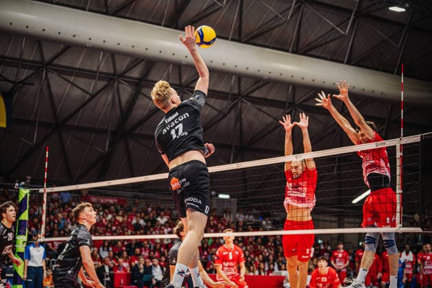 Volleyball Herren CEV Cup 2026 Finale Gas Sales Bluenergy Piacenza vs. SVG Lüneburg 21.04.2026 Axel Enlund ( 17 SVG Lüneburg) gegen den Block von Gianluca Galassi ( 12 Gas Sales Bluenergy PIACENZA) und Ramazan Efe Mandiraci ( 9 Gas Sales Bluenergy PIACENZA)