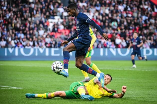 April 22, 2026, Paris, France, France: Frederic GUILBERT of Nantes and Ousmane DEMBELE of PSG during the Ligue 1 match between Paris Saint-Germain (PSG) and FC Nantes at Parc des Princes Stadium on April 22, 2026 in Paris, France. Paris Saint-Germain V FC Nantes - Ligue 1  - ZUMAm308 20260422_zsp_m308_014 Copyright: xMatthieuxMirvillex
