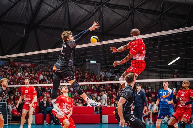 Volleyball Herren CEV Cup 2026 Finale Gas Sales Bluenergy Piacenza vs. SVG Lüneburg 21.04.2026 Robertlandy Simon Aties ( 13 Gas Sales Bluenergy PIACENZA) wird von Jackson Howe ( 6 SVG Lüneburg) geblockt