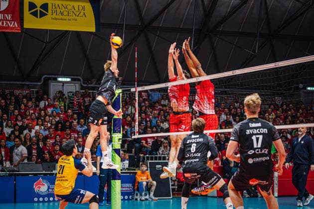 Volleyball Herren CEV Cup 2026 Finale Gas Sales Bluenergy Piacenza vs. SVG Lüneburg 21.04.2026 Daniel Gruvaeus ( 2 SVG Lüneburg) gegen den Block von Alessandro Bovolenta ( 23 Gas Sales Bluenergy PIACENZA) und Robertlandy Simon Aties ( 13 Gas Sales Bluenergy PIACENZA)