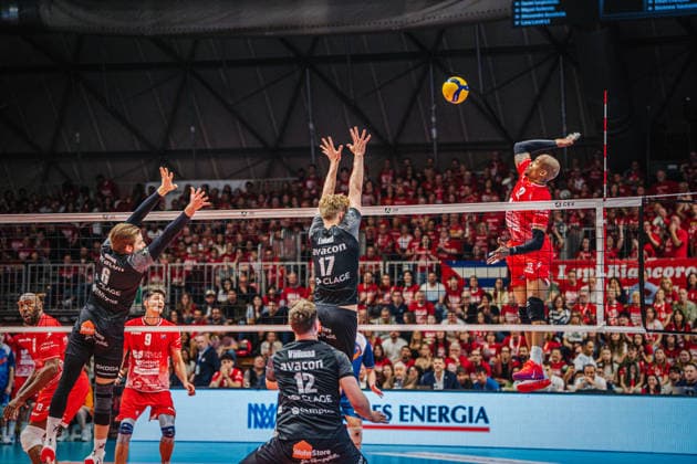 Volleyball Herren CEV Cup 2026 Finale Gas Sales Bluenergy Piacenza vs. SVG Lüneburg 21.04.2026 Jose M. Gutierrez Suarez ( 22 Gas Sales Bluenergy PIACENZA) gegen den Block von Axel Enlund ( 17 SVG Lüneburg)