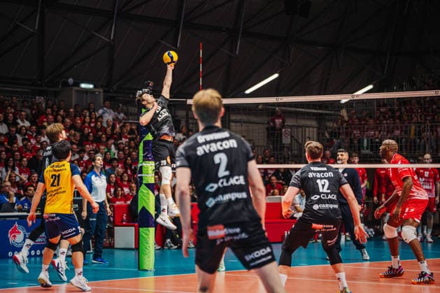 Volleyball Herren CEV Cup 2026 Finale Gas Sales Bluenergy Piacenza vs. SVG Lüneburg 21.04.2026 Ethan Champlin ( 20 SVG Lüneburg) rettet den Ball kurz vor der Antenne