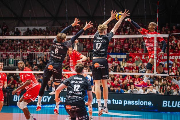Volleyball Herren CEV Cup 2026 Finale Gas Sales Bluenergy Piacenza vs. SVG Lüneburg 21.04.2026 Jose M. Gutierrez Suarez ( 22 Gas Sales Bluenergy PIACENZA) gegen den Block von Axel Enlund ( 17 SVG Lüneburg) und Jackson Howe ( 6 SVG Lüneburg)