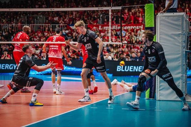 Volleyball Herren CEV Cup 2026 Finale Gas Sales Bluenergy Piacenza vs. SVG Lüneburg 21.04.2026 Axel Enlund ( 17 SVG Lüneburg) und Jackson Howe ( 6 SVG Lüneburg) jubeln