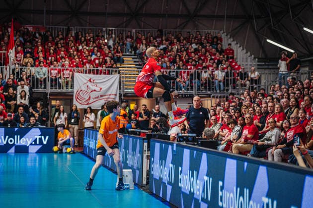 Volleyball Herren CEV Cup 2026 Finale Gas Sales Bluenergy Piacenza vs. SVG Lüneburg 21.04.2026 Jose M. Gutierrez Suarez ( 22 Gas Sales Bluenergy PIACENZA) rettet den Ball specktakulär und springt dabei über die Bande