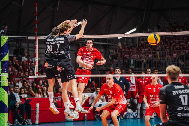 Volleyball Herren CEV Cup 2026 Finale Gas Sales Bluenergy Piacenza vs. SVG Lüneburg 21.04.2026 Alessandro Bovolenta ( 23 Gas Sales Bluenergy PIACENZA) beim erfolgreichen Angriff gegen den Block von Ethan Champlin ( 20 SVG Lüneburg) und Joscha Kunstmann ( 7 SVG Lüneburg)