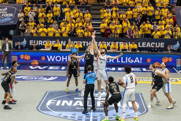 GER, ENBL VIMODROM Final 4, Halbfinale 2, SYNTAINICS MBC - Manchester Basketball. 22.04.2026, Stadthalle, Weißenfels, GER, ENBL VIMODROM Final 4, Halbfinale 2, SYNTAINICS MBC - Manchester Basketball. Tipp off, Jure Planinic (Syntainics MBC, 44), Matthew Nicholson (Manchester Basketball, 34) Â Foto Alexander Trienitz Weißenfels Stadthalle Sachsen-Anhalt Deutschland