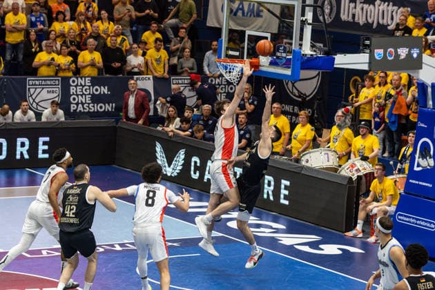 GER, ENBL VIMODROM Final 4, Halbfinale 2, SYNTAINICS MBC - Manchester Basketball. 22.04.2026, Stadthalle, Weißenfels, GER, ENBL VIMODROM Final 4, Halbfinale 2, SYNTAINICS MBC - Manchester Basketball. Jure Planinic (Syntainics MBC, 44), Matthew Nicholson (Manchester Basketball, 34) Â Foto Alexander Trienitz Weißenfels Stadthalle Sachsen-Anhalt Deutschland