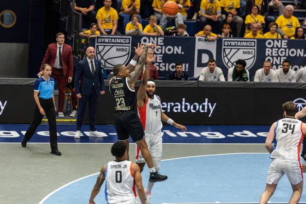 GER, ENBL VIMODROM Final 4, Halbfinale 2, SYNTAINICS MBC - Manchester Basketball. 22.04.2026, Stadthalle, Weißenfels, GER, ENBL VIMODROM Final 4, Halbfinale 2, SYNTAINICS MBC - Manchester Basketball. Charles Callison (Syntainics MBC, 23), Zak Irvin (Manchester Basketball, 7) Â Foto Alexander Trienitz Weißenfels Stadthalle Sachsen-Anhalt Deutschland