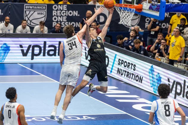GER, ENBL VIMODROM Final 4, Halbfinale 2, SYNTAINICS MBC - Manchester Basketball. 22.04.2026, Stadthalle, Weißenfels, GER, ENBL VIMODROM Final 4, Halbfinale 2, SYNTAINICS MBC - Manchester Basketball. Jure Planinic (Syntainics MBC, 44), Matthew Nicholson (Manchester Basketball, 34) Â Foto Alexander Trienitz Weißenfels Stadthalle Sachsen-Anhalt Deutschland