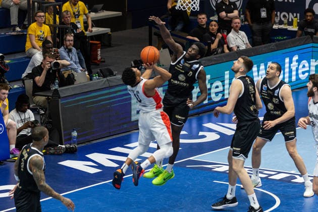 GER, ENBL VIMODROM Final 4, Halbfinale 2, SYNTAINICS MBC - Manchester Basketball. 22.04.2026, Stadthalle, Weißenfels, GER, ENBL VIMODROM Final 4, Halbfinale 2, SYNTAINICS MBC - Manchester Basketball. Pjay Smith Jr. (Manchester Basketball, 0), Khyri Thomas (Syntainics MBC, 0) Â Foto Alexander Trienitz Weißenfels Stadthalle Sachsen-Anhalt Deutschland *** GER, ENBL VIMODROM Final 4, Semi-Final 2, SYNTAINICS MBC Manchester Basketball 22 04 2026, Stadthalle, Weißenfels, GER, ENBL VIMODROM Final 4, Semi-Final 2, SYNTAINICS MBC Manchester Basketball Pjay Smith Jr Manchester Basketball, 0 , Khyri Thomas Syntainics MBC, 0 Â Photo Alexander Trienitz Weißenfels Stadthalle Sachsen Anhalt Germany