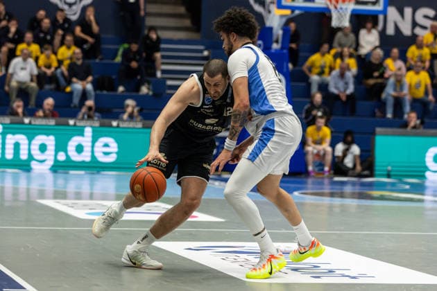GER, ENBL VIMODROM Final 4, Halbfinale 2, SYNTAINICS MBC - Manchester Basketball. 22.04.2026, Stadthalle, Weißenfels, GER, ENBL VIMODROM Final 4, Halbfinale 2, SYNTAINICS MBC - Manchester Basketball. Nemanja Djurisic (Syntainics MBC, 42), DJ Mitchell (Manchester Basketball, 8) Â Foto Alexander Trienitz Weißenfels Stadthalle Sachsen-Anhalt Deutschland