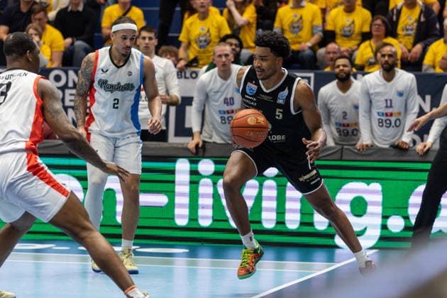 GER, ENBL VIMODROM Final 4, Halbfinale 2, SYNTAINICS MBC - Manchester Basketball. 22.04.2026, Stadthalle, Weißenfels, GER, ENBL VIMODROM Final 4, Halbfinale 2, SYNTAINICS MBC - Manchester Basketball. Khyri Thomas (Syntainics MBC, 0) Â Foto Alexander Trienitz Weißenfels Stadthalle Sachsen-Anhalt Deutschland