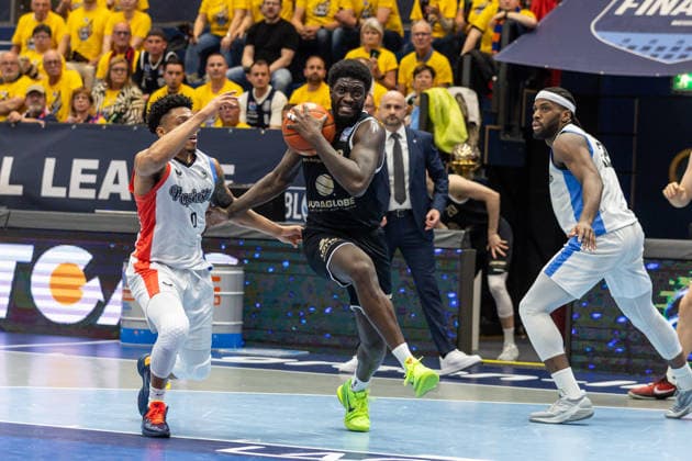 GER, ENBL VIMODROM Final 4, Halbfinale 2, SYNTAINICS MBC - Manchester Basketball. 22.04.2026, Stadthalle, Weißenfels, GER, ENBL VIMODROM Final 4, Halbfinale 2, SYNTAINICS MBC - Manchester Basketball. Khyri Thomas (Syntainics MBC, 0), Pjay Smith Jr. (Manchester Basketball, 0) Â Foto Alexander Trienitz Weißenfels Stadthalle Sachsen-Anhalt Deutschland