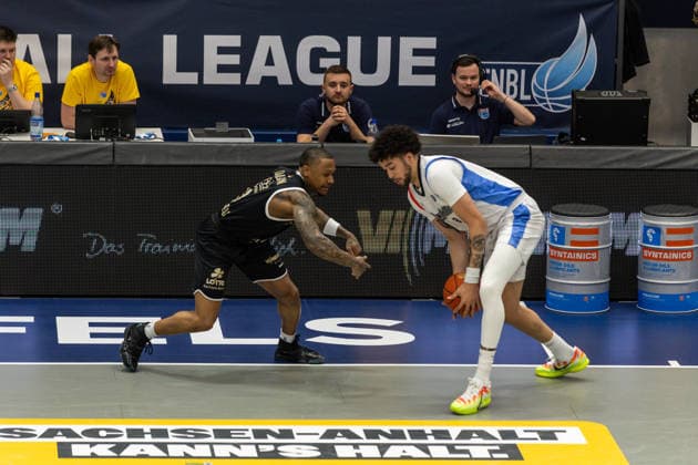 GER, ENBL VIMODROM Final 4, Halbfinale 2, SYNTAINICS MBC - Manchester Basketball. 22.04.2026, Stadthalle, Weißenfels, GER, ENBL VIMODROM Final 4, Halbfinale 2, SYNTAINICS MBC - Manchester Basketball. Charles Callison (Syntainics MBC, 23), DJ Mitchell (Manchester Basketball, 8) Â Foto Alexander Trienitz Weißenfels Stadthalle Sachsen-Anhalt Deutschland