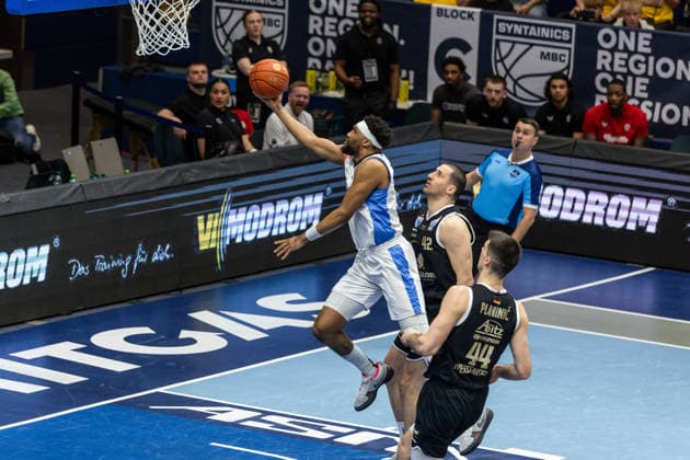 GER, ENBL VIMODROM Final 4, Halbfinale 2, SYNTAINICS MBC - Manchester Basketball. 22.04.2026, Stadthalle, Weißenfels, GER, ENBL VIMODROM Final 4, Halbfinale 2, SYNTAINICS MBC - Manchester Basketball. Zak Irvin (Manchester Basketball, 7), Nemanja Djurisic (Syntainics MBC, 42) Â Foto Alexander Trienitz Weißenfels Stadthalle Sachsen-Anhalt Deutschland