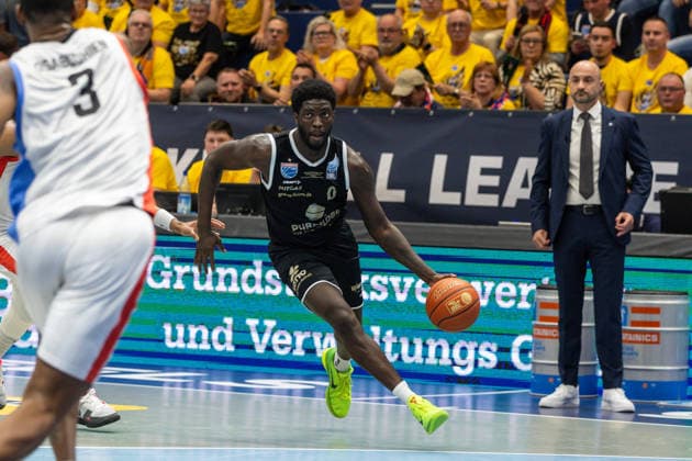 GER, ENBL VIMODROM Final 4, Halbfinale 2, SYNTAINICS MBC - Manchester Basketball. 22.04.2026, Stadthalle, Weißenfels, GER, ENBL VIMODROM Final 4, Halbfinale 2, SYNTAINICS MBC - Manchester Basketball. Khyri Thomas (Syntainics MBC, 0) Â Foto Alexander Trienitz Weißenfels Stadthalle Sachsen-Anhalt Deutschland