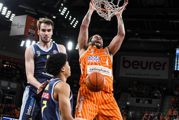 GER, BBL, ratiopharm Ulm vs Alba Berlin 22.04.2026, ratiopharm arena, Neu-Ulm, GER, BBL, ratiopharm Ulm vs Alba Berlin, im Bild Christopher Ledlum (Ulm, 4) punktet mit spektakulaerem Dunk, Malte Delow (Berlin, 6)