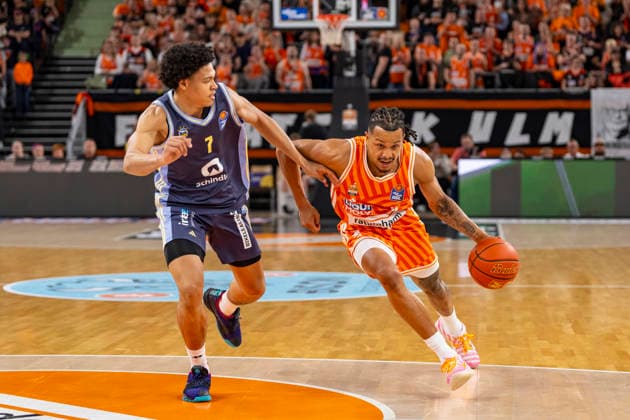 easyCredit BBL: Ratiopharm Ulm vs. Alba Berlin; 22.04.2026 Ulm, GERMANY - 22. April 2026: Buell zwischen Nelson Weidemann (Ratiopharm Ulm, 0) und Jack Kayil (Alba Berlin, 7) während dem Spiel zwischen der Ratiopharm Ulm und Alba Berlin am 33. Spieltag der easyCredit BBL in der ratiopharm Arena Ulm. Copyright: xBEAUTIFULxSPORTS Steinx