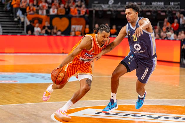 easyCredit BBL: Ratiopharm Ulm vs. Alba Berlin; 22.04.2026 Ulm, GERMANY - 22. April 2026: Nelson Weidemann (Ratiopharm Ulm, 0) gegen Michael Rataj (Alba Berlin, 21) während dem Spiel zwischen der Ratiopharm Ulm und Alba Berlin am 33. Spieltag der easyCredit BBL in der ratiopharm Arena Ulm. Copyright: xBEAUTIFULxSPORTS Steinx