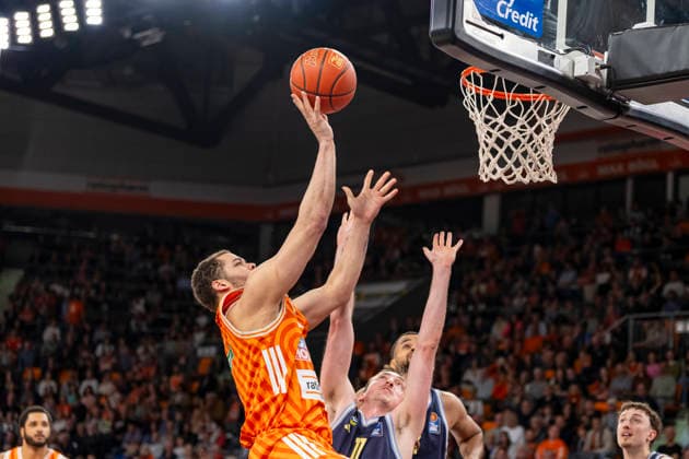 easyCredit BBL: Ratiopharm Ulm vs. Alba Berlin; 22.04.2026 Ulm, GERMANY - 22. April 2026: Christopher Ledlum (Ratiopharm Ulm, 4) beim Korbwurf gegen Moses Wood (Alba Berlin, 11) während dem Spiel zwischen der Ratiopharm Ulm und Alba Berlin am 33. Spieltag der easyCredit BBL in der ratiopharm Arena Ulm. Copyright: xBEAUTIFULxSPORTS Steinx