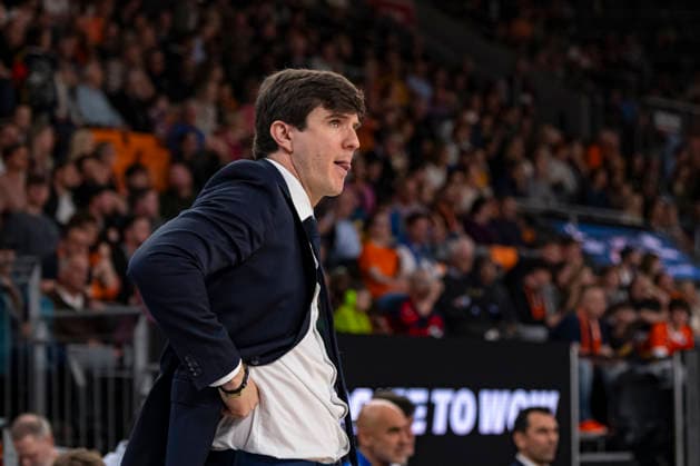 easyCredit BBL: Ratiopharm Ulm vs. Alba Berlin; 22.04.2026 Ulm, GERMANY - 22. April 2026: Sebastian Trzcionka (Alba Berlin, Co-Trainer) an der Seitenlinie während dem Spiel zwischen der Ratiopharm Ulm und Alba Berlin am 33. Spieltag der easyCredit BBL in der ratiopharm Arena Ulm. Copyright: xBEAUTIFULxSPORTS Steinx