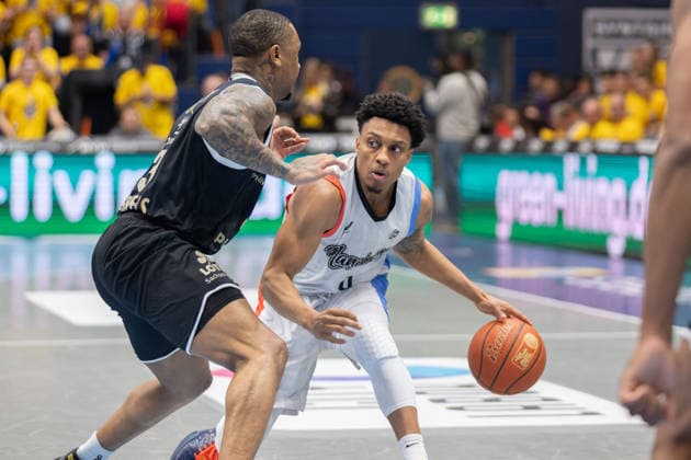 Charles Callison (MBC, 23), Pjay Smith JR (MCR, 0), Syntainics MBC vs. Manchester Basketball, European North Basketball League, Final Four, Halbfinale 2025 26, Deutschland England, 22.04.2026. Weissenfels Stadthalle Sachsen-Anhalt Deutschland