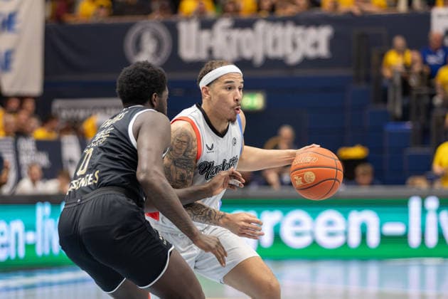 Khyri Thomas (MBC, 0), Max Jones (MCR, 2), Syntainics MBC vs. Manchester Basketball, European North Basketball League, Final Four, Halbfinale 2025 26, Deutschland England, 22.04.2026. Weissenfels Stadthalle Sachsen-Anhalt Deutschland