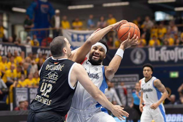 Nemanja Djurisic (MBC, 42), Zak Irvin (MCR, 7), Syntainics MBC vs. Manchester Basketball, European North Basketball League, Final Four, Halbfinale 2025 26, Deutschland England, 22.04.2026. Weissenfels Stadthalle Sachsen-Anhalt Deutschland