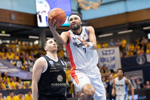 Nemanja Djurisic (MBC, 42), Zak Irvin (MCR, 7), Syntainics MBC vs. Manchester Basketball, European North Basketball League, Final Four, Halbfinale 2025 26, Deutschland England, 22.04.2026. Weissenfels Stadthalle Sachsen-Anhalt Deutschland