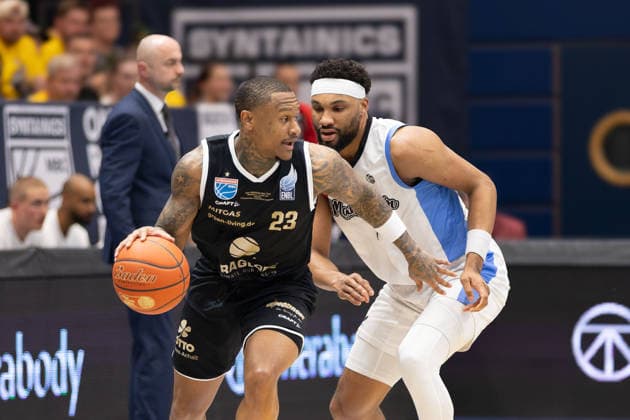 Charles Callison (MBC, 23), Zak Irvin (MCR, 7), Syntainics MBC vs. Manchester Basketball, European North Basketball League, Final Four, Halbfinale 2025 26, Deutschland England, 22.04.2026. Weissenfels Stadthalle Sachsen-Anhalt Deutschland